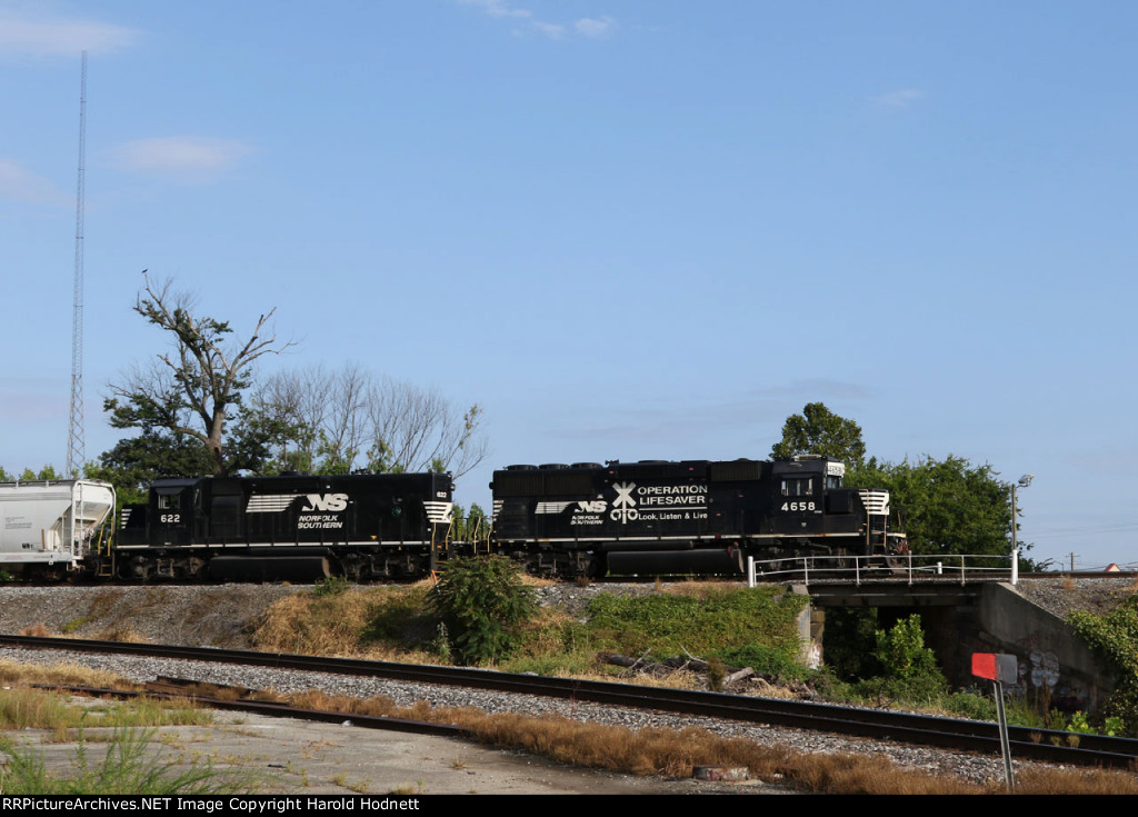 NS 4658 & 622 lead train P15 towards Elm